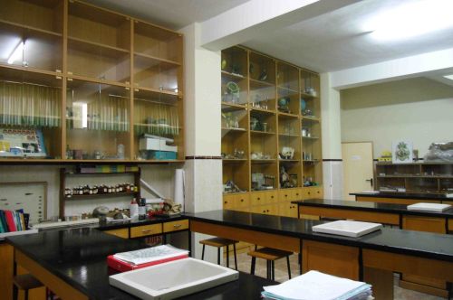 Imagen del aula de laboratorio sin gente y con todo el instrumental preparado para su uso