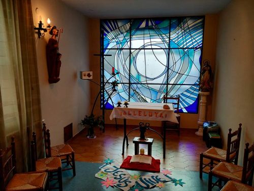 Oratorio de la capilla con las vidrieras que lo decoran de fondo