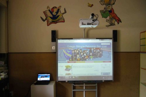Pizarra digital de una de las aulas del centro optimizadas con sistemas multimedia