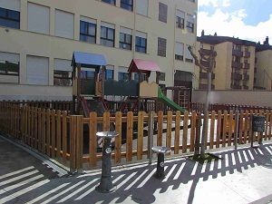 Zona acotada para el juego infantil en el patio del colegio